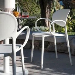 Abby Connubia® Fauteuil de jardin empilable en polypropylène recyclé><noscript><img width=