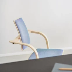 Varier Actulum ® Fauteuil de bureau ergonomique à bascule en tissu et bois><noscript><img width=