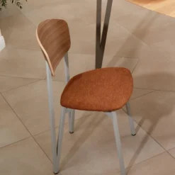 Carrier Artémis ® Chaise design française assise en tissu, dossier bois et pieds en métal><noscript><img width=