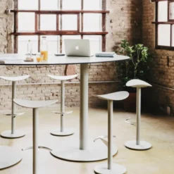 Enea Coma ® Tabouret design en polypropylène et métal> Tabouret Snack (assise +/- 65 Cm)|Tabouret De Bar (assise +/- 80 Cm)