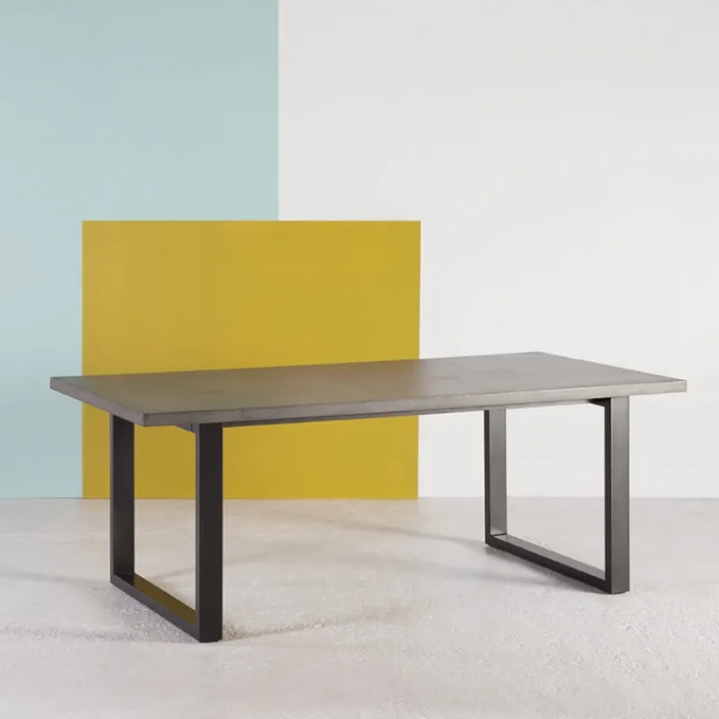 Neoh Eternelle Table industrielle française en béton ciré pieds traîneau> Table De Salle à Manger