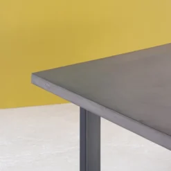 Neoh Eternelle Table industrielle française en béton ciré pieds traîneau><noscript><img width=