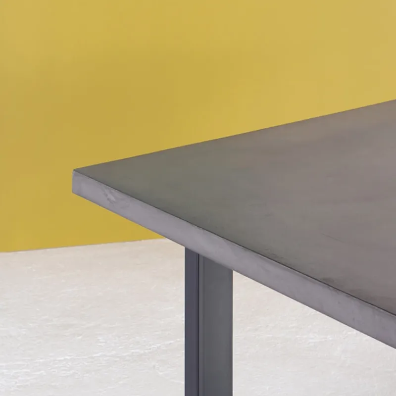 Neoh Eternelle Table industrielle française en béton ciré pieds traîneau> Table De Salle à Manger