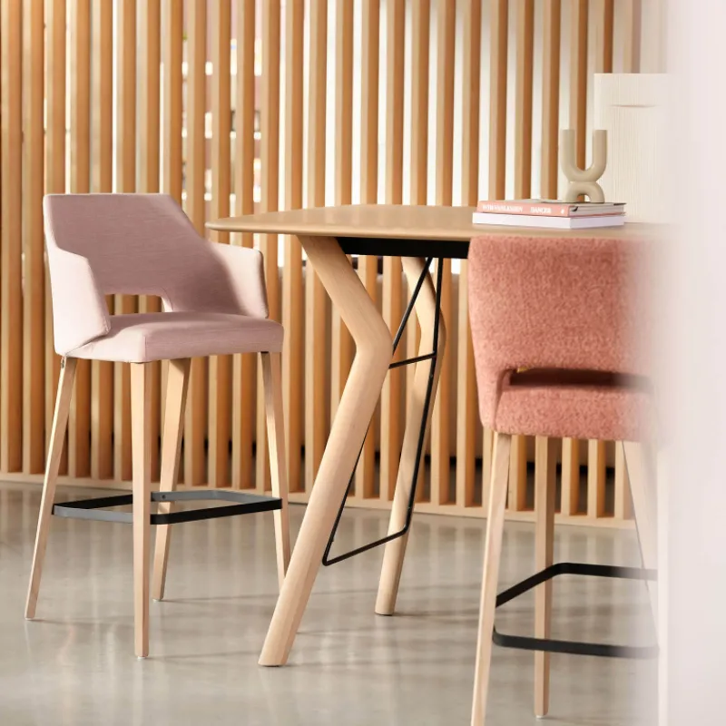 Mobitec Lena ® Tabouret snack en tissu avec accoudoirs et pieds en bois> Tabouret Snack (assise +/- 65 Cm)|Tabouret De Bar (assise +/- 80 Cm)