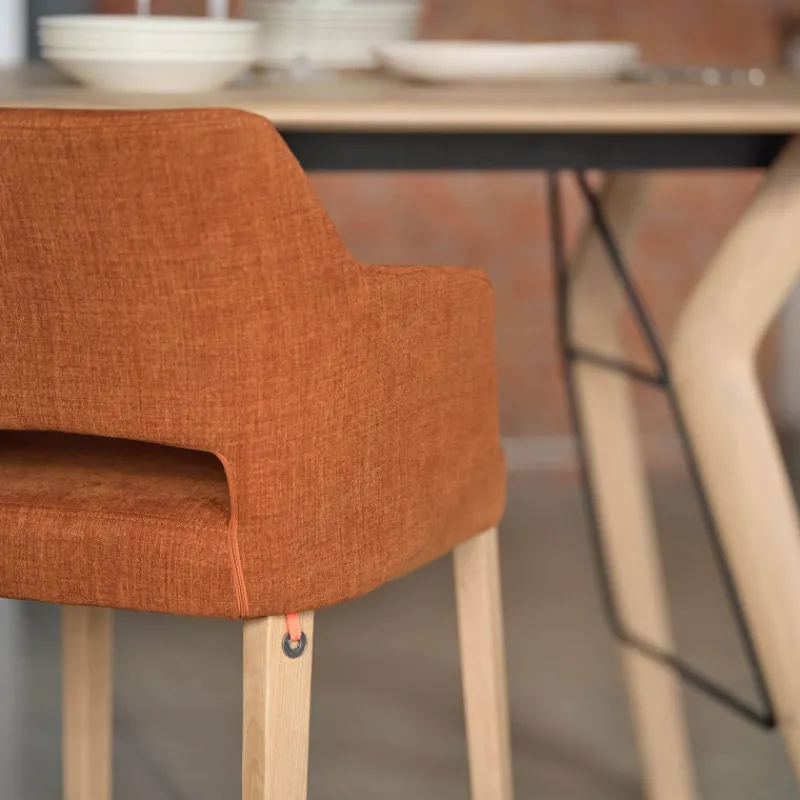 Mobitec Lena ® Tabouret snack en tissu avec accoudoirs et pieds en bois> Tabouret Snack (assise +/- 65 Cm)|Tabouret De Bar (assise +/- 80 Cm)
