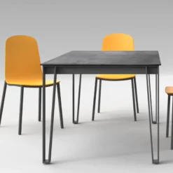 Cancio London Table design en Dekton avec pieds épingle en métal><noscript><img width=