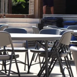 NormanChaise pliante en polyéthylène gris foncé><noscript><img width=