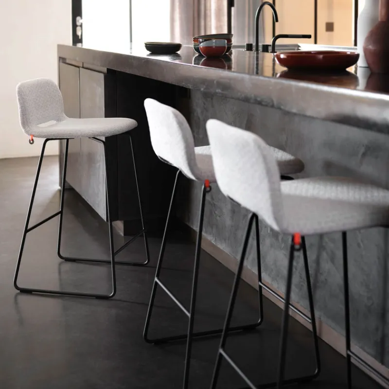 Mobitec Pamp ® Tabouret snack design en tissu avec dossier bas et pieds en métal> Tabouret Snack (assise +/- 65 Cm)|Tabouret De Bar (assise +/- 80 Cm)