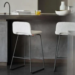 Mobitec Pamp ® Tabouret snack design en tissu avec dossier bas et pieds en métal> Tabouret Snack (assise +/- 65 Cm)|Tabouret De Bar (assise +/- 80 Cm)