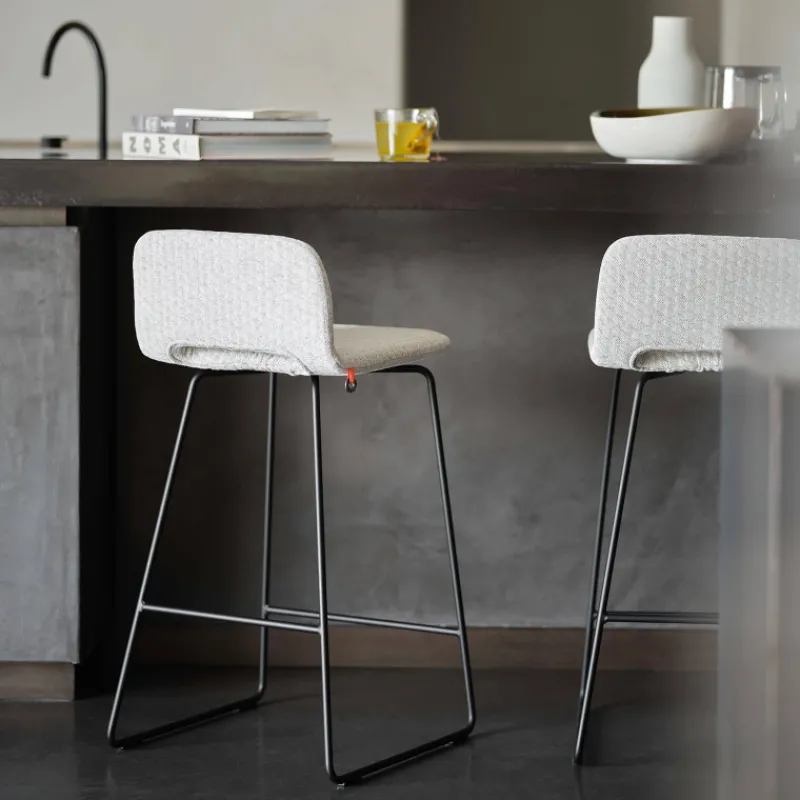 Mobitec Pamp ® Tabouret snack design en tissu avec dossier bas et pieds en métal> Tabouret Snack (assise +/- 65 Cm)|Tabouret De Bar (assise +/- 80 Cm)