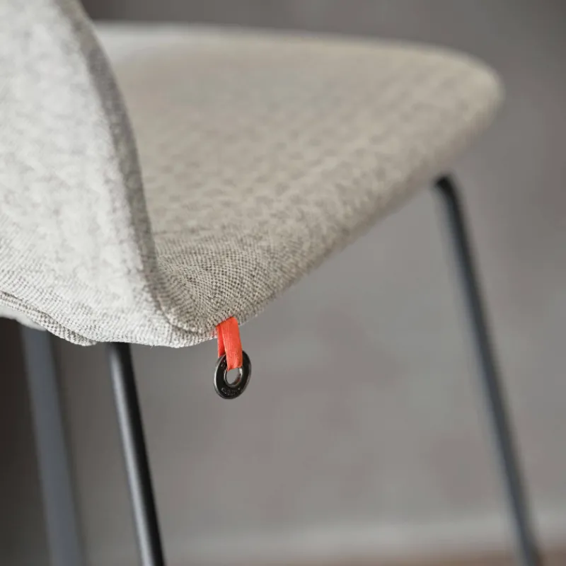 Mobitec Pamp ® Tabouret snack design en tissu avec dossier bas et pieds en métal> Tabouret Snack (assise +/- 65 Cm)|Tabouret De Bar (assise +/- 80 Cm)