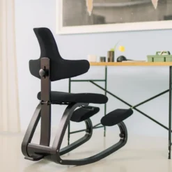 Varier ThatSit ® Chaise de bureau ergonomique à bascule en tissu et bois><noscript><img width=