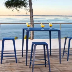 Carrier Valence ® Table snack industrielle carrée pour jardin en métal> Table De Jardin