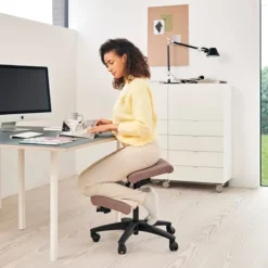 Varier Wing ® Siège ergonomique en tissu sur roulettes><noscript><img width=